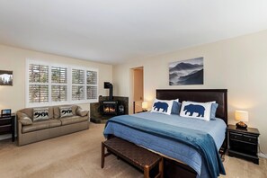 5 bedrooms, desk, travel crib, WiFi
