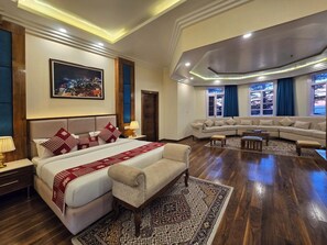 Elite Double Room | Desk, bed sheets