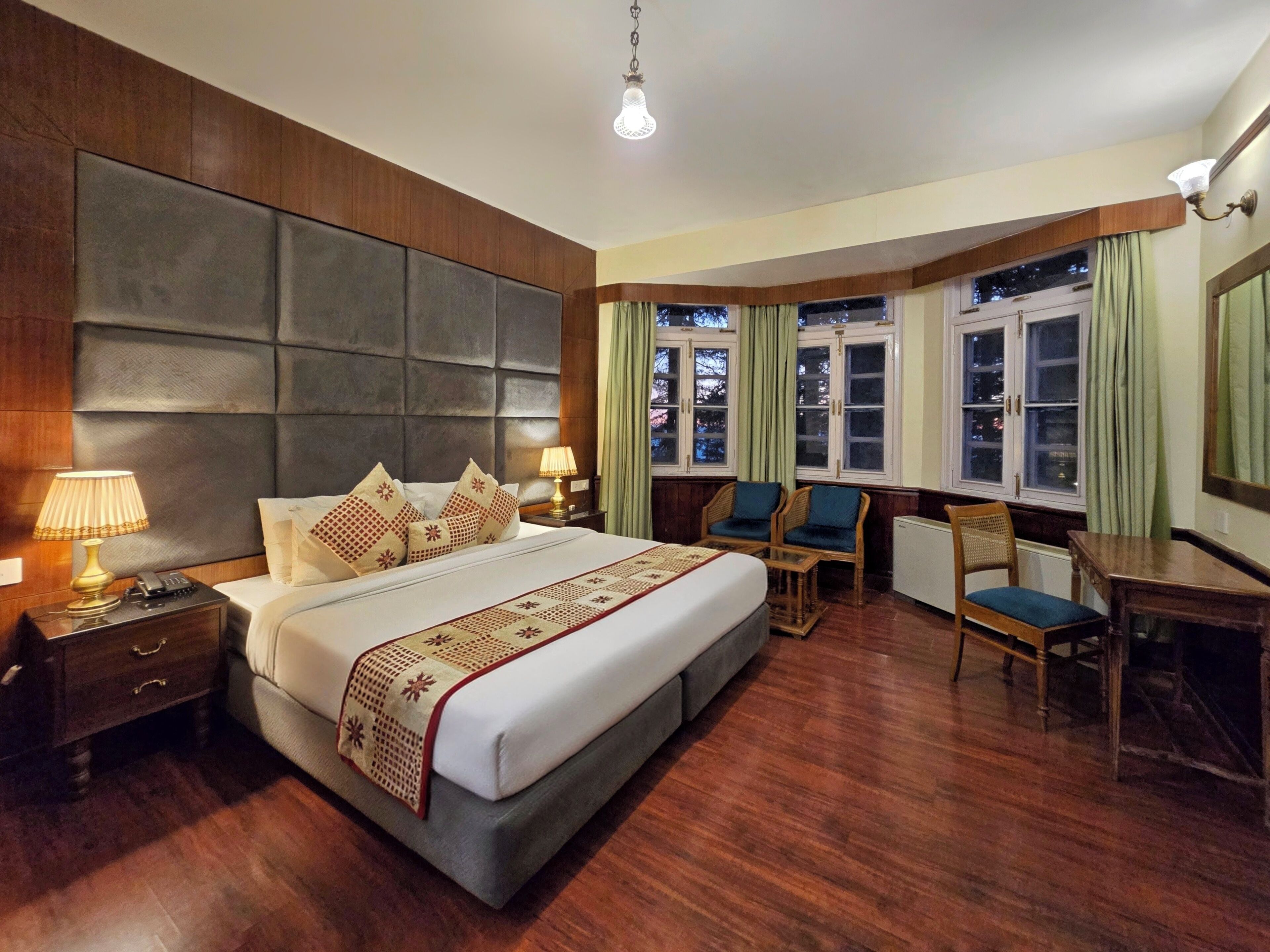 Phòng đôi hoặc 2 giường đơn Cao cấp | Bàn, bộ trải giường 