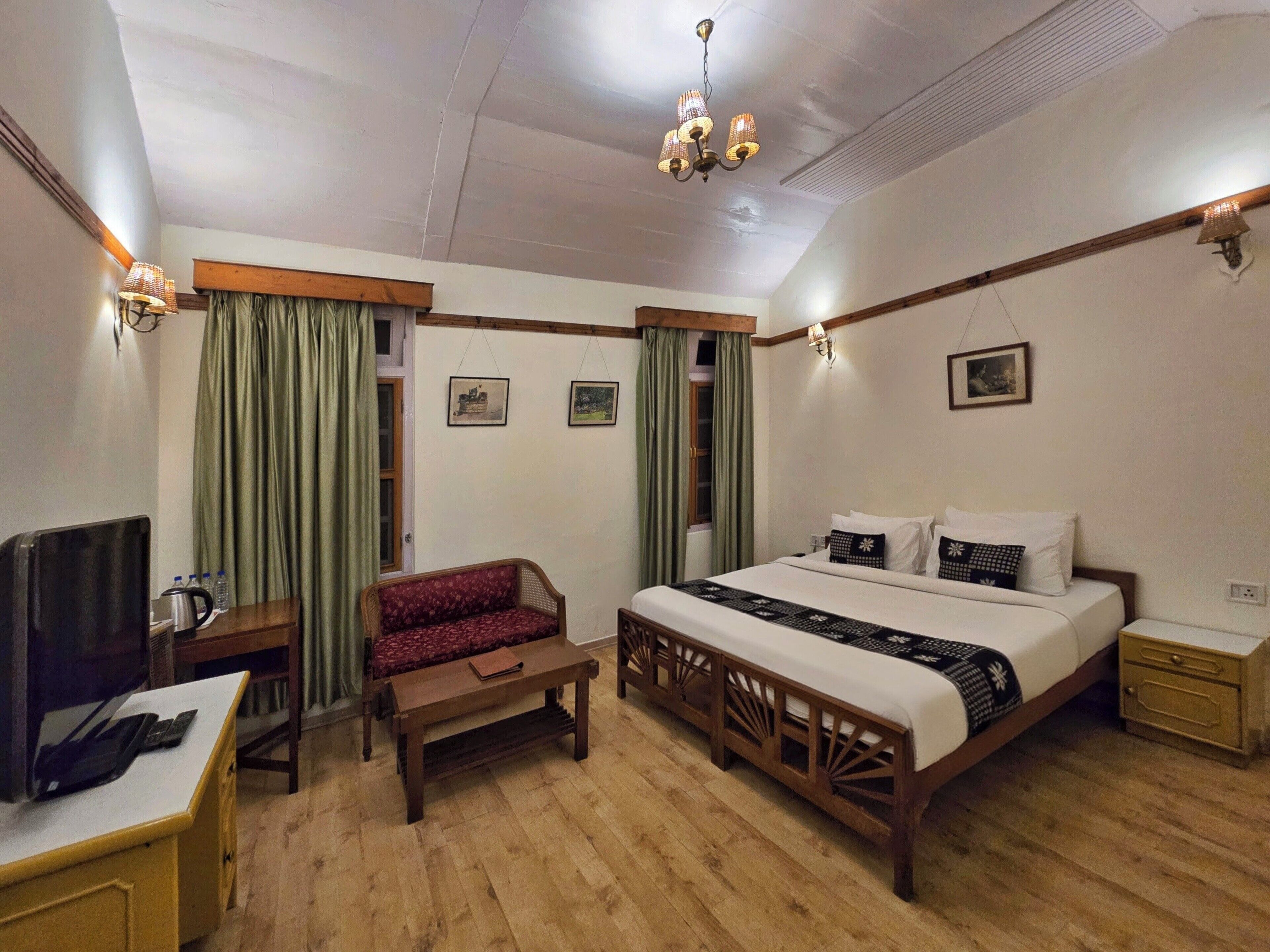 Studio Suite Deluxe | Bàn, bộ trải giường 