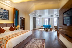 精品双人房 | 办公桌、床单