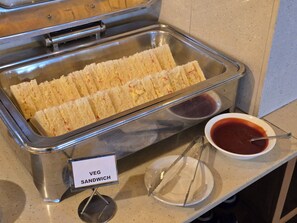 Daily buffet breakfast for a fee - Woodville Palace Shimla Heritage (Shimla)