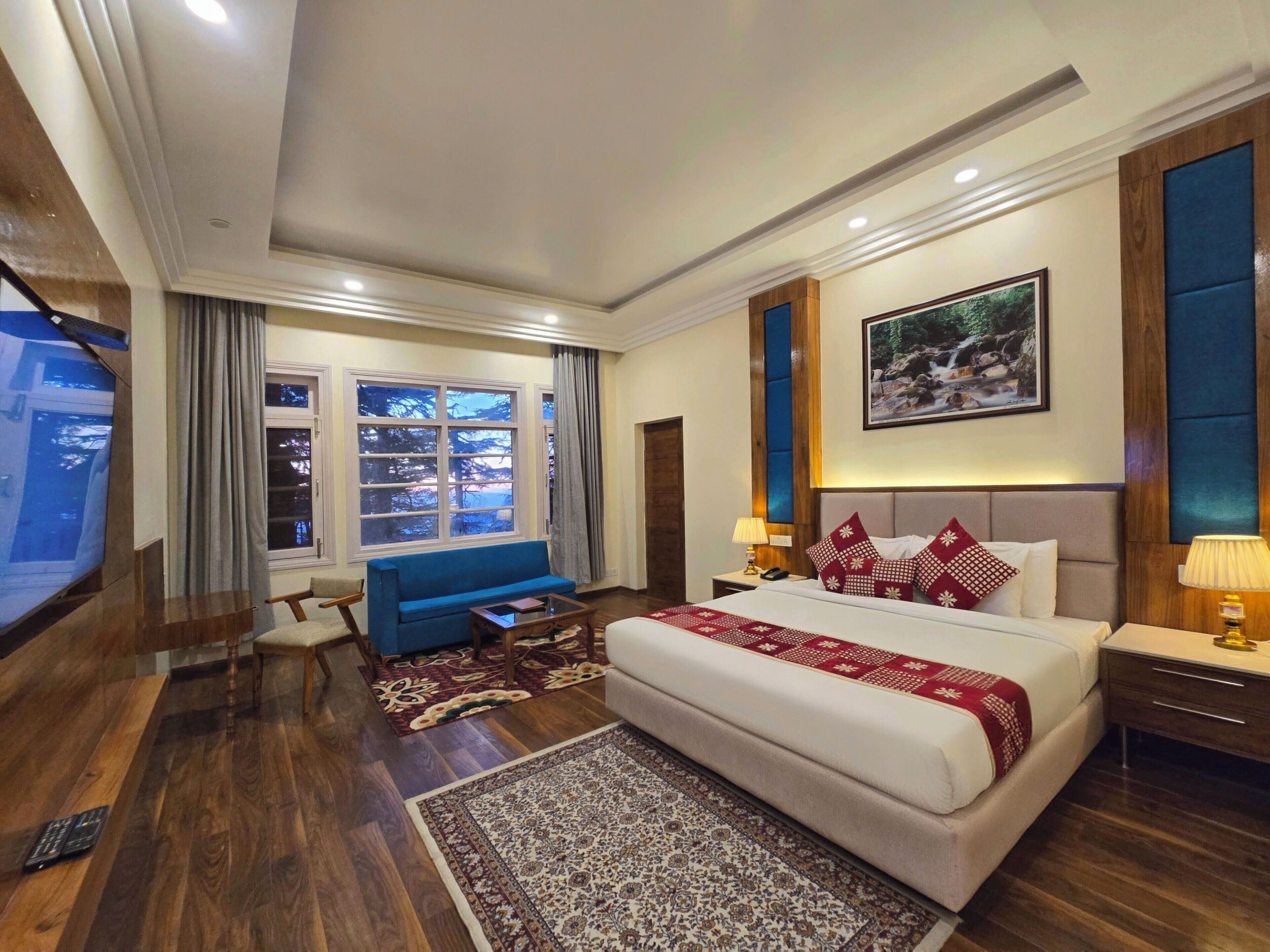 Phòng Cao cấp | Bàn, bộ trải giường 