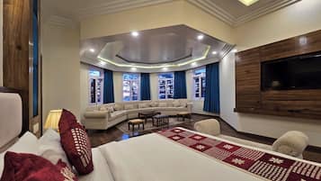 مكتب وملاءات أسرّة