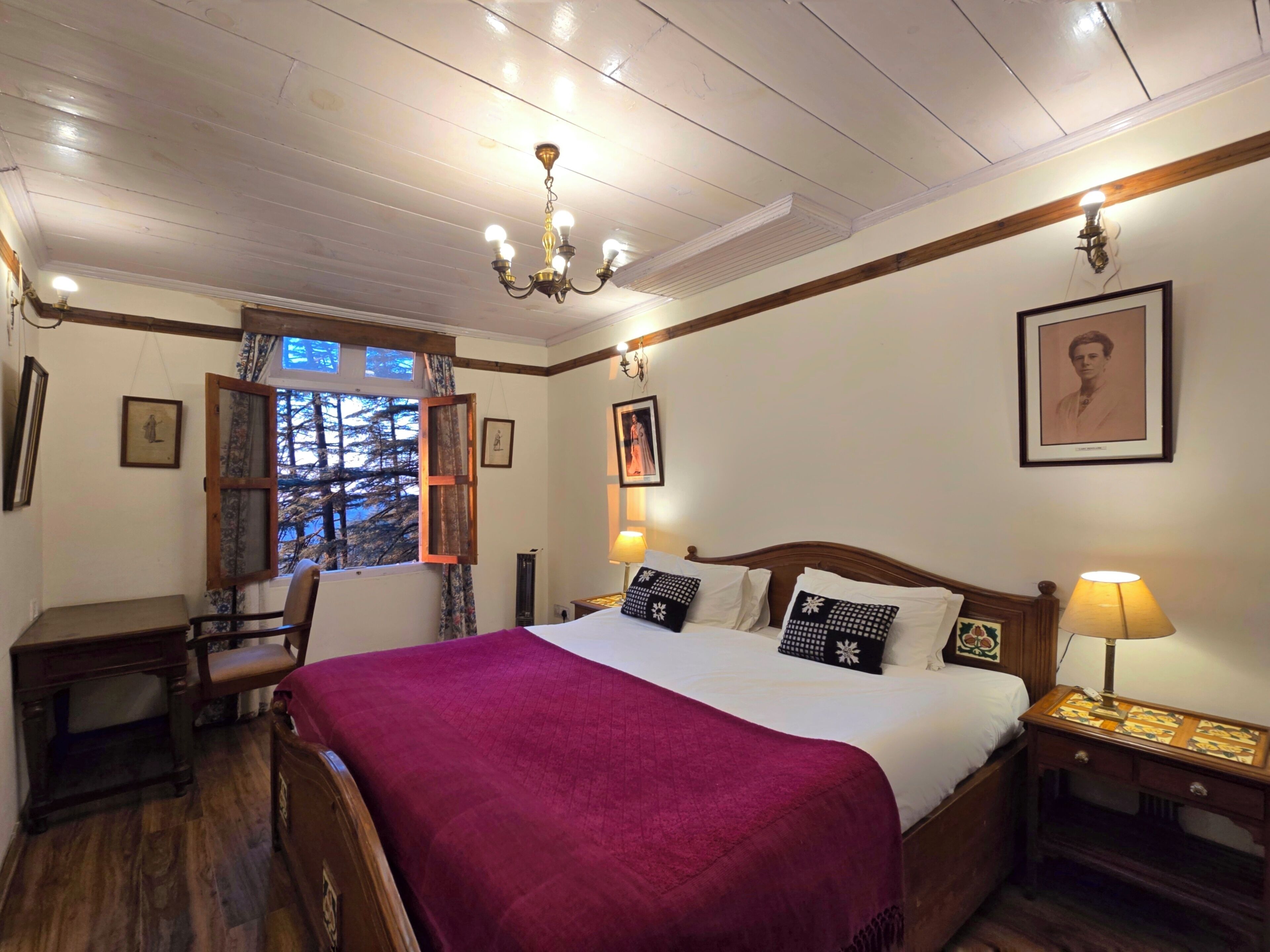 Cottage Deluxe | Bàn, bộ trải giường 