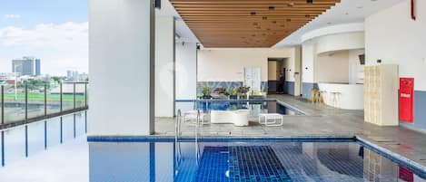 Una piscina al aire libre