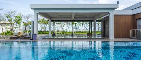 Una piscina al aire libre