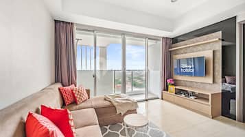 Apartamento, 2 habitaciones, vistas a la ciudad | Zona de estar | Smart TV de 43 pulgadas con canales por cable, una televisión