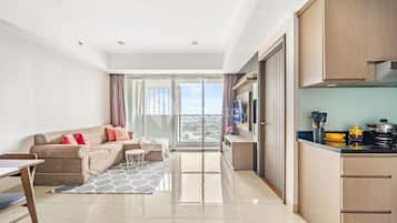 Apartamento, 2 habitaciones, vistas a la ciudad | Cocina privada | Frigorífico, microondas, placa de cocina y arrocera