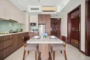 Apartment, 1 Bedroom, City View | Dining room