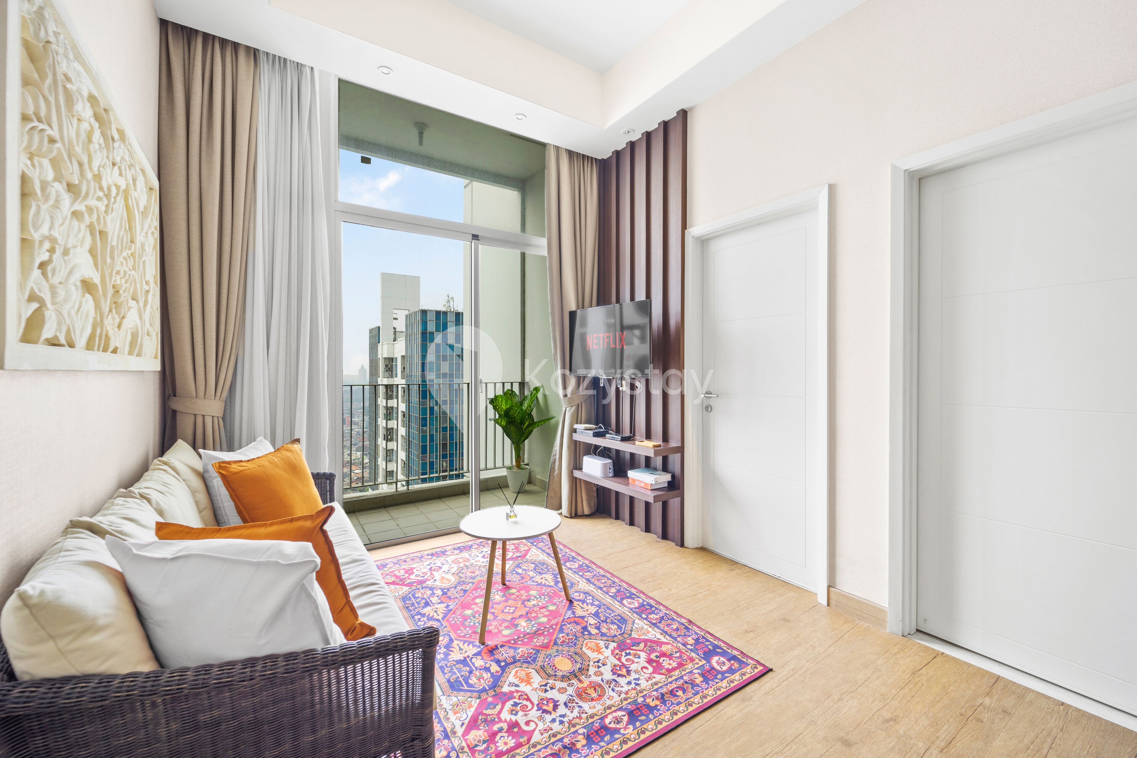 Apartment, 2 Schlafzimmer, Stadtblick | Wohnbereich | 43-Zoll-Smart-TV mit Kabelempfang, Fernseher, Netflix