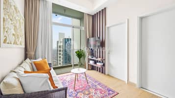 Apartment, 2 Schlafzimmer, Stadtblick | Wohnbereich | 43-Zoll-Smart-TV mit Kabelempfang, Fernseher, Netflix