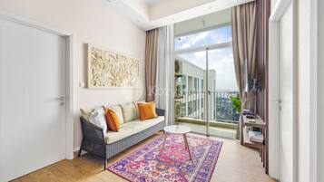 Leilighet, 2 soverom, byutsikt | Oppholdsområde | En 43-tommers smart-TV med kabel-kanaler samt TV og Netflix