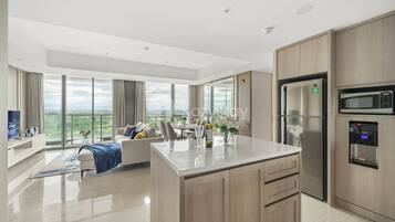 Apartment, 3 Bedrooms, City View | Private kitchen