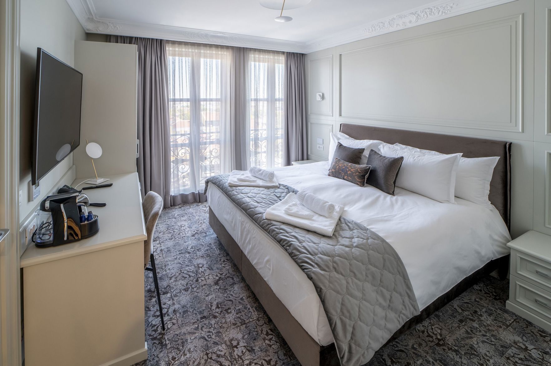 Sängtillbehör av högsta kvalitet, minibar och arbetsyta för laptop