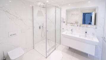 Shower, pengering rambut, sandal, dan handuk
