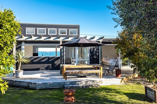 Driftwood Beach House - Driftwood Beach House is a newly renovated modern family home with three bedrooms, two bathrooms a large kitchen and a spa pool. Located on the shores of Blackpool Beach in Oneroa on a quiet (access only) road this is a beauti