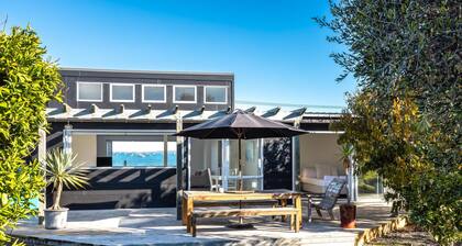 Driftwood Beach House - Driftwood Beach House is a newly renovated modern family home with three bedrooms, two bathrooms a large kitchen and a spa pool. Located on the shores of Blackpool Beach in Oneroa on a quiet (access only) road this is a beauti