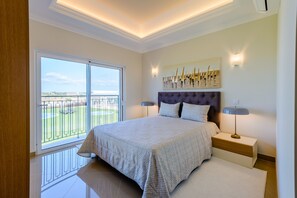 4 bedrooms, iron/ironing board, free WiFi, bed sheets - Boavista Golf and Spa Resort - Bayview (Lagos)