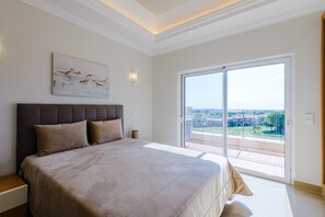 4 bedrooms, iron/ironing board, free WiFi, bed sheets - Boavista Golf and Spa Resort - Bayview (Lagos)