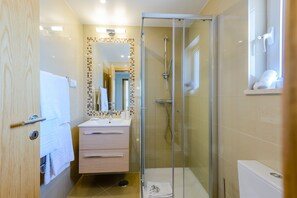 Badewanne, Haartrockner, Handtücher