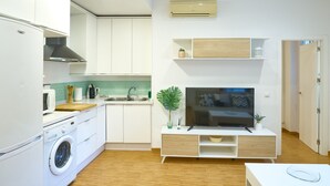 Eine moderne Küche mit Waschmaschine, Mikrowelle und Backofen.