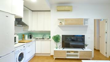 Refrigerador, microondas, parrilla de estufa y cafetera y tetera