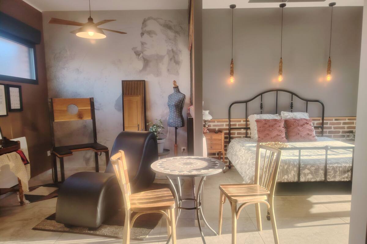 Ein modernes Schlafzimmer mit Bett, Schreibtisch und Stuhl.