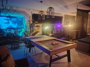 Kamar Desain (Station des Plaisirs) | Area keluarga | TV