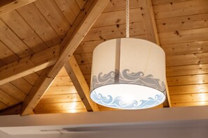 Un luminaire suspendu orné d’un motif ondulé.