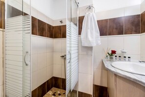 Shower, hair dryer, towels - Superior Apartment B with Sea View, Pool, Wi-Fi & Terrace (?e???da)