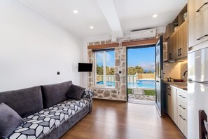 TV - Superior Apartment B with Sea View, Pool, Wi-Fi & Terrace (?e???da)