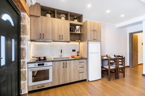 Frigorífico, horno, placa de cocina y hervidor eléctrico