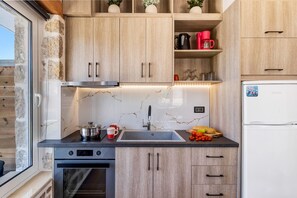 Frigorifero, microonde, forno, piano cottura