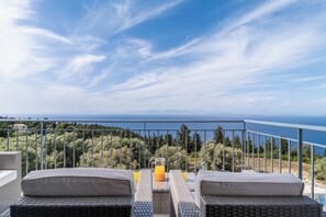 Property grounds - Apartment Deluxe Suite with Sea View A close to Beach with Shared Pool & Wi-Fi (?e???da)