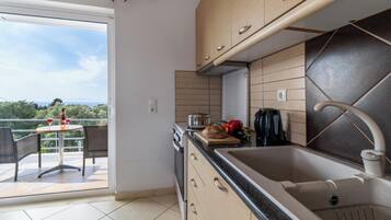 Fridge, oven, stovetop, coffee/tea maker