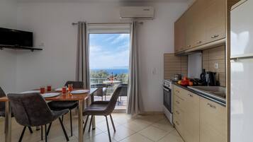 Fridge, oven, stovetop, coffee/tea maker