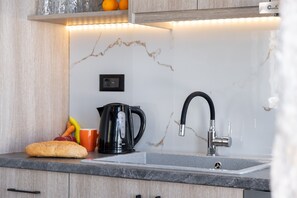 Jääkaappi, uuni, liesi, kahvin-/teenkeitin