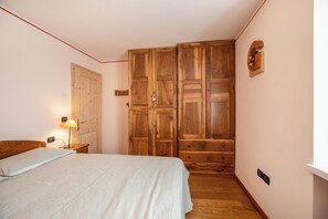 2 bedrooms, iron/ironing board, free WiFi, bed sheets - Holiday Apartment 'Le Coccinelle' with Mountain View, Terrace & Wi-Fi (Varena)
