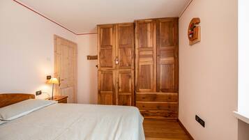 2 makuuhuonetta, silitysrauta/-lauta, ilmainen Wi-Fi, vuodevaatteet