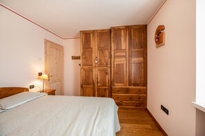 2 bedrooms, iron/ironing board, free WiFi, bed sheets - Holiday Apartment 'Le Coccinelle' with Mountain View, Terrace & Wi-Fi (Varena)