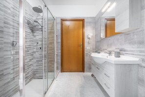 Shower, hair dryer, towels - Apartment 'La Casa del Sole' close to the Sea with Balcony & Wi-Fi (Selargius)