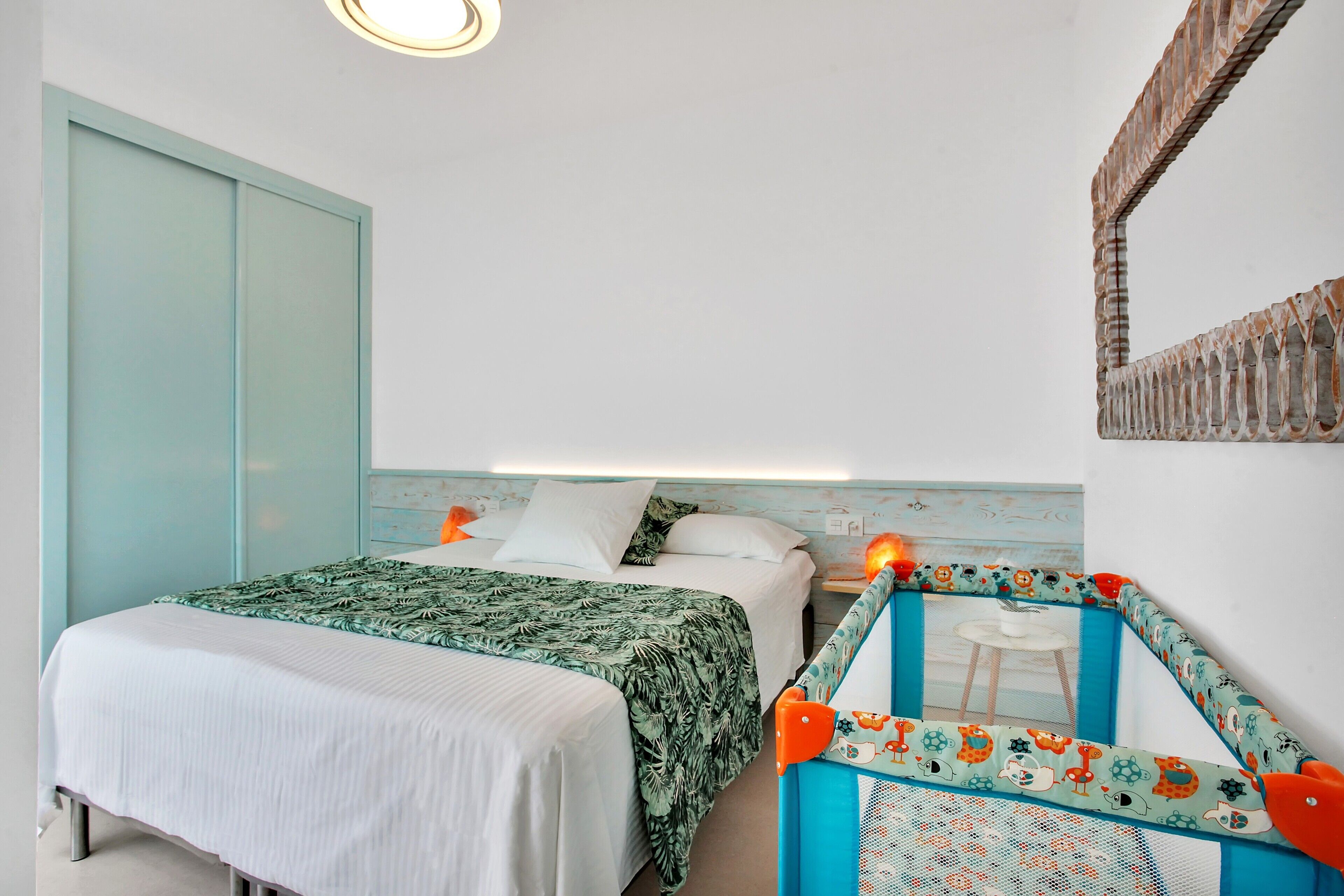 3 slaapkamers, een strijkplank/strijkijzer, gratis wifi, beddengoed