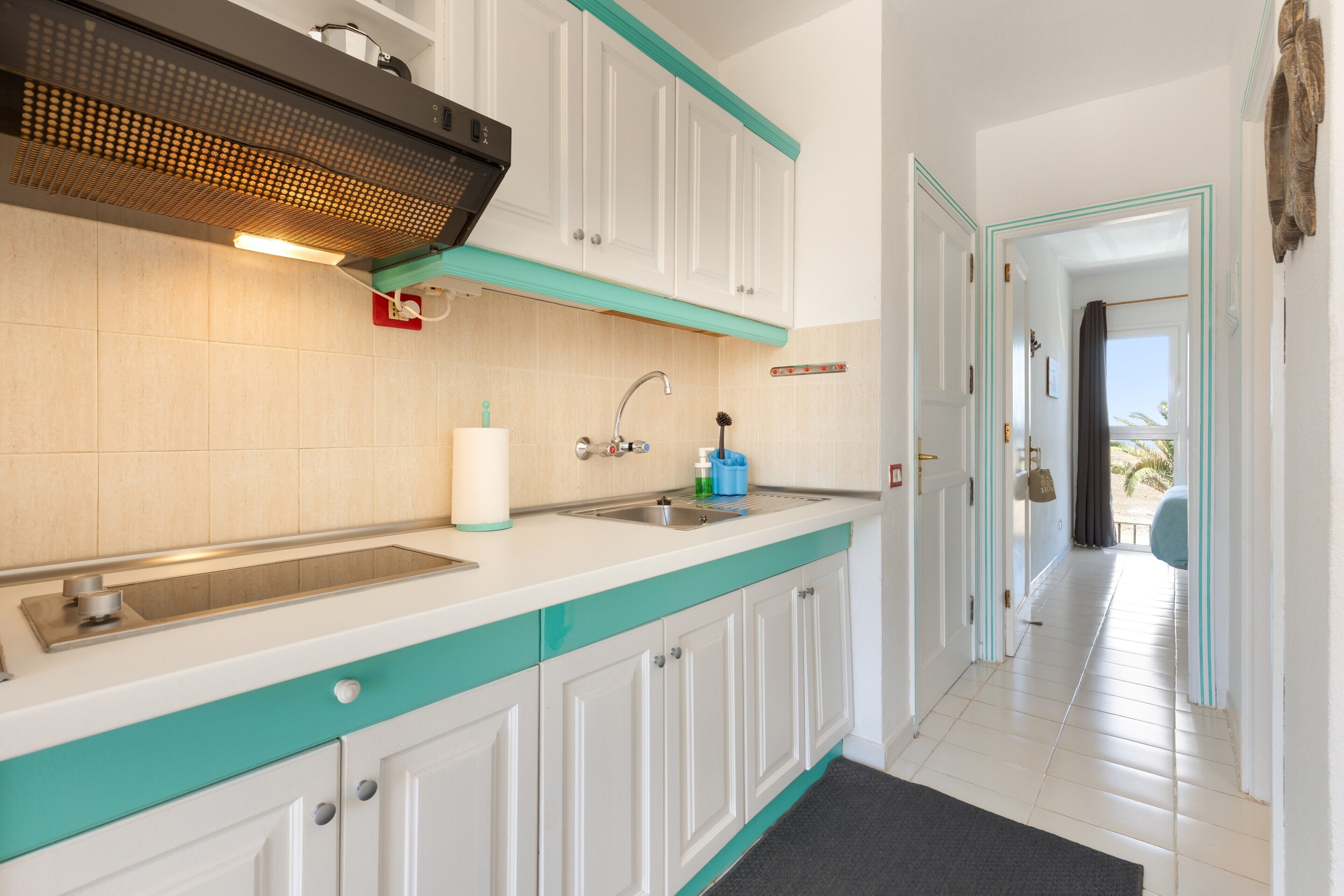 冷蔵庫、電子レンジ、コンロ、コーヒー / ティーメーカー