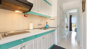 冷蔵庫、電子レンジ、コンロ、コーヒー / ティーメーカー