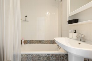 Bathtub, hair dryer, towels - Apartment 'Surf Home Sea View' with Sea View, Shared Pools & Wi-Fi (Costa Antigua)