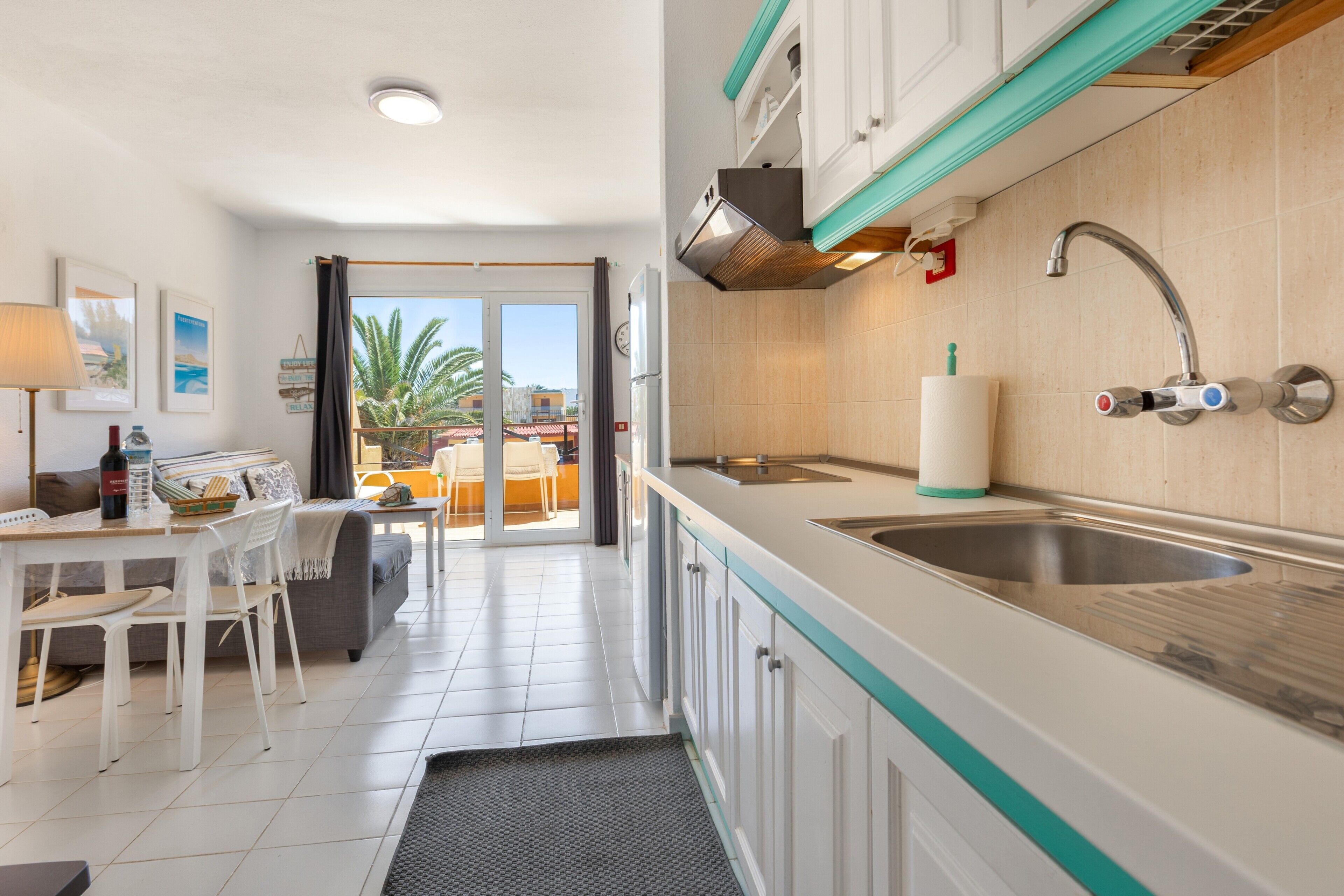 冷蔵庫、電子レンジ、コンロ、コーヒー / ティーメーカー