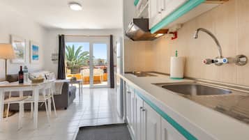 Jääkaappi, mikroaaltouuni, liesi, kahvin-/teenkeitin