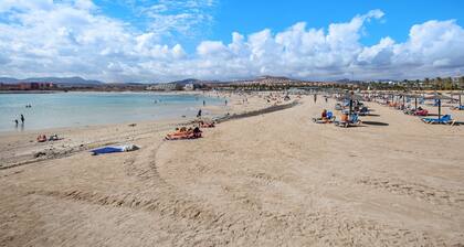 Appartement 'Surf Home Sea View' avec vue sur la mer, piscines partagées et Wi-Fi