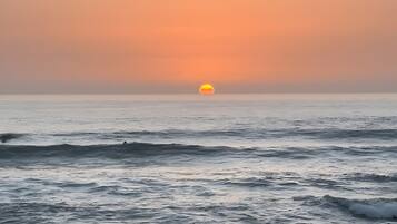 Un atardecer sobre el océano con olas.